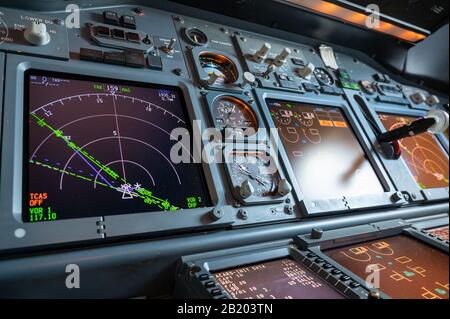 Instruments de vol dans le cockpit des Boeing 737 New Generation à corps étroit Banque D'Images