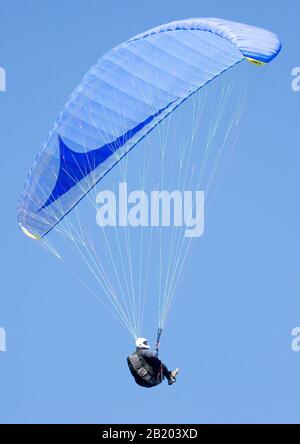 Parapente dans un ciel bleu clair le jour de l'été Banque D'Images