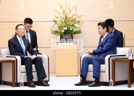 Tokyo, Japon. 28 février 2020. Le Premier ministre japonais Shinzo Abe (R, front) rencontre Yang Jiechi (L, front), membre du Bureau politique du Parti communiste chinois (CPC), Comité central et directeur du Bureau de la Commission des affaires étrangères du Comité central du CPC, à Tokyo, Japon, 28 février 2020. Crédit: Gang Ye/Xinhua/Alay Live News Banque D'Images