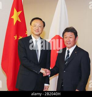 Tokyo, Japon. 28 février 2020. Yang Jiechi (L), membre du Bureau politique du Parti communiste chinois (CPC) Comité central et directeur du Bureau de la Commission des affaires étrangères du Comité central du CPC, rencontre le ministre japonais des affaires étrangères Toshimitsu Motegi à Tokyo, Japon, 28 février 2020. Crédit: Wang Zijiang/Xinhua/Alay Live News Banque D'Images