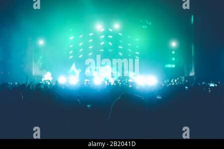 Les jeunes dansent et s'amusent en plein air dans le festival de musique - Foule avec des mains vers le haut célébrant l'événement de concert Banque D'Images