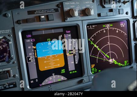 Instruments de vol dans le cockpit des Boeing 737 New Generation à corps étroit Banque D'Images