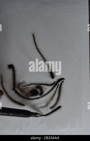 Séquence de dessin avec stylo immergé dans l'encre de l'Inde sur du papier d'aquarelle humide avec propagation de l'encre. Banque D'Images