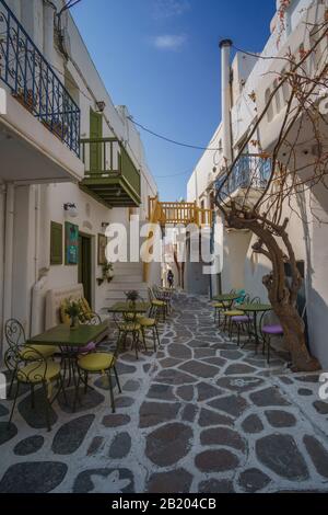 Rue Pavée étroite et quartiers de l'île de Mykonos avec bâtiments architecturaux traditionnels, boutiques, cafés et églises. Banque D'Images