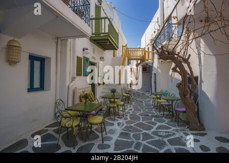 Rue Pavée étroite et quartiers de l'île de Mykonos avec bâtiments architecturaux traditionnels, boutiques, cafés et églises. Banque D'Images