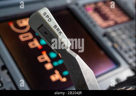 Speedbrake en vol dans le poste de pilotage des Boeing 737 New Generation à corps étroit Banque D'Images