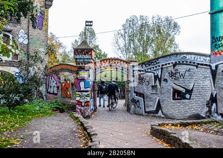 Sortie voûtée colorée de Freetown Christiania communauté hippie et commune anarchiste établie par des squatters à Copenhague, Danemark Banque D'Images