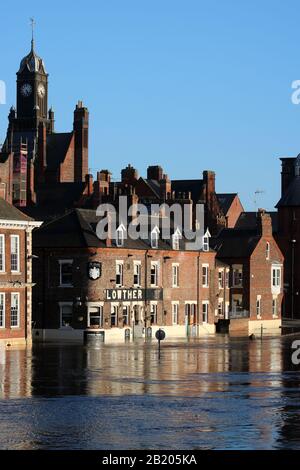 Vue sur l'Ouse de la rivière Swollen à York, février 2020, montrant des inondations à l'hôtel Lowther et aux bâtiments du bord de la rivière, à Kings Staith et à Cumberland Street. Banque D'Images