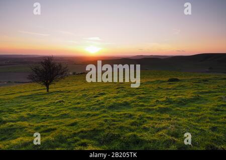 Coucher de soleil depuis le sommet de Milk Hill, point le plus élevé dans le Wiltshire, en face de Vale of Pewsey, North Wessex Downs Banque D'Images