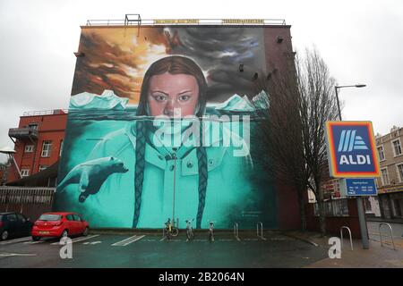 La murale du militant environnemental Greta Thunberg a peint sur un mur de la fabrique de tabac près de Ashton Gate à Bristol. Banque D'Images