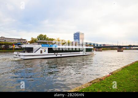 Francfort, Allemagne - octobre 2019 : un bateau sur le Main en arrière-plan la ligne d'horizon de Francfort sur le Main, en Allemagne. Banque D'Images