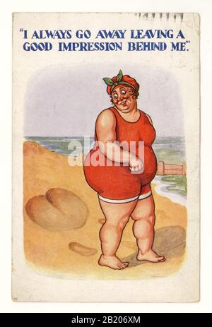 Original début des années 1900 vintage carte postale de bord de mer comique de grosse femme à fond à une plage laissant une impression derrière, posté mai 1935, UK Retro Beach carte postale. Banque D'Images