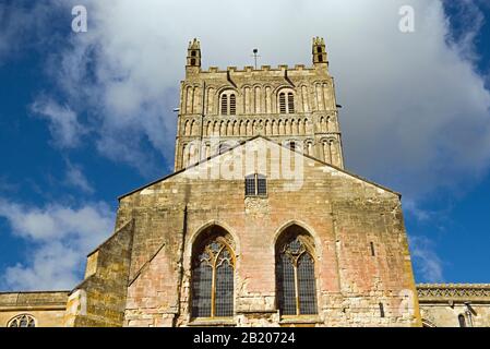 Tour de l'abbaye de Tewkesbury dans le Gloucestershire, une journée ensoleillée du ciel bleu Banque D'Images