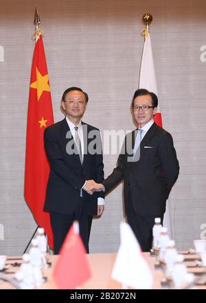 Tokyo, Japon. 28 février 2020. Yang Jiechi (L), membre du Bureau politique du Parti communiste chinois (CPC) Comité central et directeur du Bureau de la Commission des affaires étrangères du Comité central du CPC, Et Shigeru Kitamura, chef du Conseil national de sécurité du Japon, a tenu le 8ème cycle de dialogue politique de haut niveau entre la Chine et le Japon, à Tokyo, au Japon, le 28 février 2020. Crédit: Gang Ye/Xinhua/Alay Live News Banque D'Images