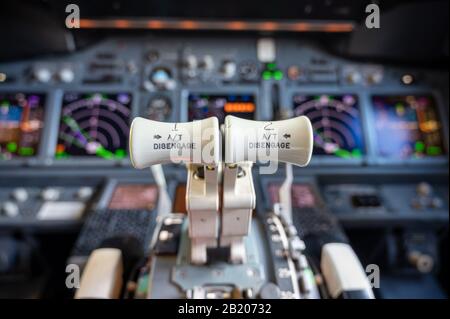 Leviers de butée et pont de vol du Boeing 737 New Generation cockpit Banque D'Images