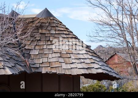 Toit en bardeaux coniques sur une propriété de Chlorure, Arizona, 86431, États-Unis. La plus ancienne ville minière habitée en permanence aux États-Unis, Banque D'Images