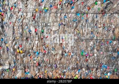 bouteilles en plastique colorées pressées et emballées pour recyclage Banque D'Images