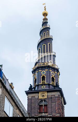 L'Église De Notre Sauveur, Vor Frelsers Kirke. Église de style baroque hollandais avec spire en hélice et escalier extérieur sinueux à Christianshavn, Copenhague Banque D'Images