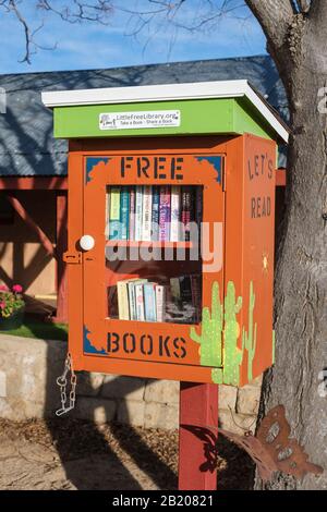Bibliothèque de boîtes de livres gratuite à l'extérieur de Shep's Miners Inn & Antan Days Restaurant Chlorure, Arizona, 86431, États-Unis. Banque D'Images