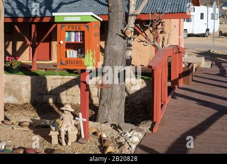 Bibliothèque de boîtes de livres gratuite à l'extérieur de Shep's Miners Inn & Antan Days Restaurant Chlorure, Arizona, 86431, États-Unis. Banque D'Images
