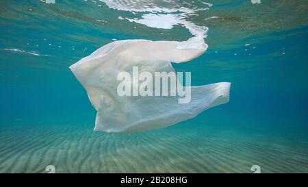 Pollution plastique sous l'eau de mer, sac plastique blanc sous la surface de l'eau en Méditerranée, France Banque D'Images