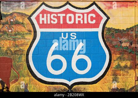 Extérieur du chariot de cuivre, Seligman, Arizona, États-Unis. Panneau historique de la route 66 et fresque murale pittoresque sur le mur avec motos en béton Banque D'Images