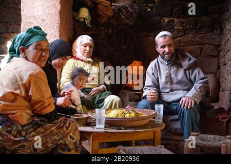 Marrakech, MAROC - 09 mars 2007. Une famille berbère mange un repas traditionnel de tagine dans une maison marocaine près de Marrakech, Maroc Banque D'Images