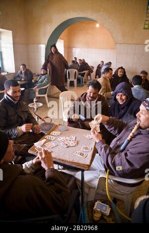 Kesra, TUNISIE - 20 mars 2007. Des hommes tunisiens jouant aux cartes et fument la chicha dans un café près de Kesra dans les montagnes de l'Atlas, en Tunisie Banque D'Images