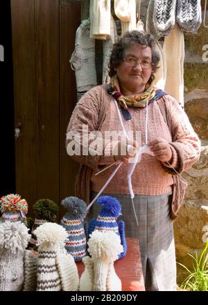 Madère, PORTUGAL - 15 mai 2008. Femme âgée tricoter sur le marché vendant des vêtements en laine, Ribeiro Frio, Madère Banque D'Images