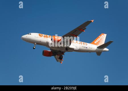 Londres, Royaume-Uni - 30 mars 2009. Avion easyJet, Airbus A 319, en vol contre un ciel bleu Banque D'Images