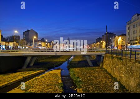 Vue depuis le pont du Lion sur la rivière Vladaya à Sofia, en Bulgarie. Banque D'Images