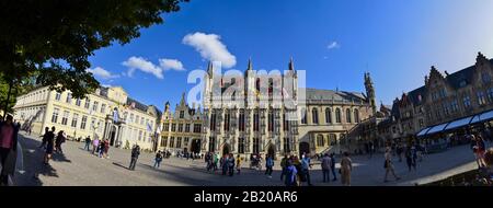 Bruges, flandre, Belgique. Août 2019. La place Burg est l'une des plus importantes. La splendide mairie la surplombe. Présentation grand format Banque D'Images