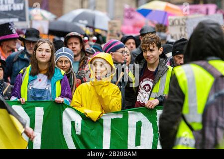 Bristol, Royaume-Uni, 28 février 2020. La militante mondiale du climat Greta Thunberg est représentée lorsqu'elle rejoint des étudiants et des enfants d'école du Royaume-Uni dans une manifestation de jeunesse 4 Climate Protest march dans le centre de Bristol. Son apparition à l'événement a attiré des milliers de personnes de la ville de partout au Royaume-Uni avec de nombreux voyages sur de grandes distances pour juste voir un aperçu de Greta et entendre son discours. Crédit: Lynchpics/Alay Live News Banque D'Images