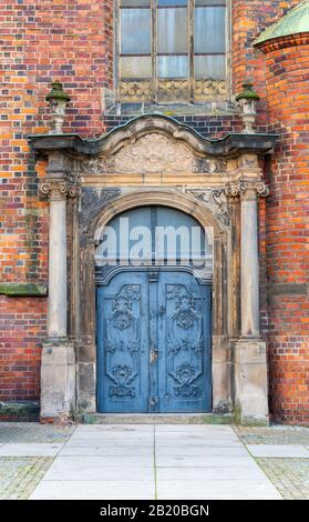 Wroclaw, Pologne - 16 août 2019: Portail du côté nord de l'église Sainte-Marie-Madeleine, qui a été créée au XIIIe siècle. Banque D'Images