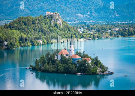 Lac Bled en Slovénie avec une île avec une église dans le centre Banque D'Images