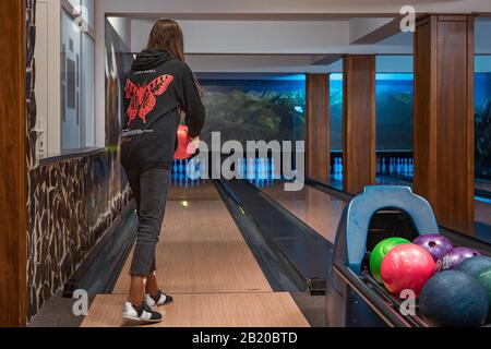 Young Girl playing bowling Banque D'Images