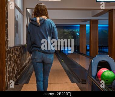 Young Girl playing bowling Banque D'Images