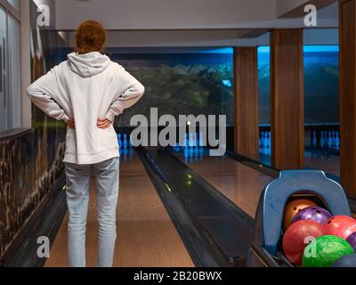 Young Girl playing bowling Banque D'Images