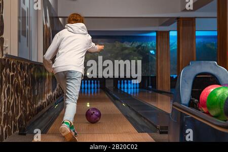 Young Girl playing bowling Banque D'Images