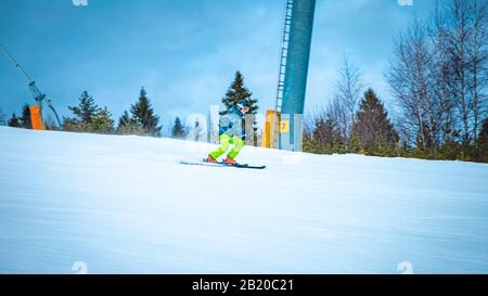 Skieur masculin en profitant de son parcours sur la pente Banque D'Images