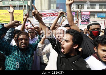 Dhaka, Bangladesh. 28 février 2020. Les membres des partis politiques islamiques bangladais se réunissent pour protester contre la violence communautaire à New Delhi, après les prières du vendredi à Dhaka, au Bangladesh, le 28 février 2020. Les autorités n'ont pas dit ce qui a déclenché les émeutes, la pire violence communautaire à New Delhi en décennies, alors que le bilan a continué à augmenter. Les manifestants ont également fait des slogans contre la visite du Premier ministre indien Narendra Modi qui devrait se rendre au Bangladesh à la mi-mars. Crédit: Zuma Press, Inc./Alay Live News Banque D'Images