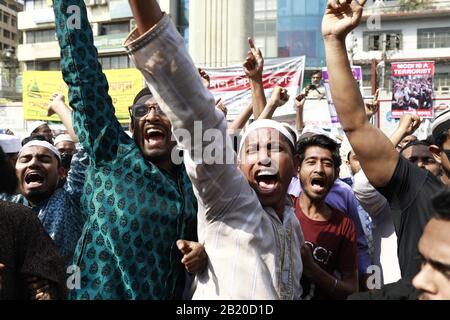 Dhaka, Bangladesh. 28 février 2020. Les membres des partis politiques islamiques bangladais se réunissent pour protester contre la violence communautaire à New Delhi, après les prières du vendredi à Dhaka, au Bangladesh, le 28 février 2020. Les autorités n'ont pas dit ce qui a déclenché les émeutes, la pire violence communautaire à New Delhi en décennies, alors que le bilan a continué à augmenter. Les manifestants ont également fait des slogans contre la visite du Premier ministre indien Narendra Modi qui devrait se rendre au Bangladesh à la mi-mars. Crédit: Zuma Press, Inc./Alay Live News Banque D'Images