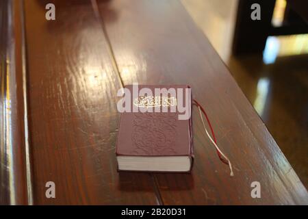 Sharm el Sheikh, Egypte - Detsember 26, 2019: Sainte Bible sur la langue arabe un ancien banc d'église en bois dans L'église De Tous les Saints Banque D'Images