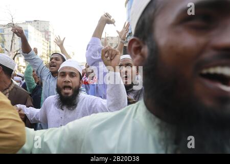 Dhaka, Bangladesh. 28 février 2020. Les membres des partis politiques islamiques bangladais se réunissent pour protester contre la violence communautaire à New Delhi, après les prières du vendredi à Dhaka, au Bangladesh, le 28 février 2020. Les autorités n'ont pas dit ce qui a déclenché les émeutes, la pire violence communautaire à New Delhi en décennies, alors que le bilan a continué à augmenter. Les manifestants ont également fait des slogans contre la visite du Premier ministre indien Narendra Modi qui devrait se rendre au Bangladesh à la mi-mars. Crédit: Zuma Press, Inc./Alay Live News Banque D'Images