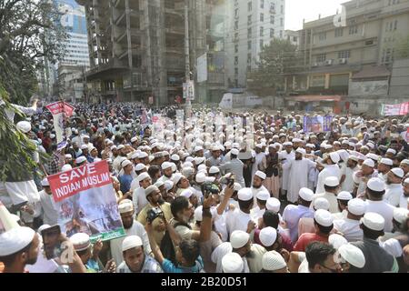 Dhaka, Bangladesh. 28 février 2020. Les membres des partis politiques islamiques bangladais se réunissent pour protester contre la violence communautaire à New Delhi, après les prières du vendredi à Dhaka, au Bangladesh, le 28 février 2020. Les autorités n'ont pas dit ce qui a déclenché les émeutes, la pire violence communautaire à New Delhi en décennies, alors que le bilan a continué à augmenter. Les manifestants ont également fait des slogans contre la visite du Premier ministre indien Narendra Modi qui devrait se rendre au Bangladesh à la mi-mars. Crédit: Zuma Press, Inc./Alay Live News Banque D'Images