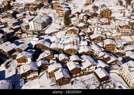 Vue aérienne du village de Leucurbad couvert de neige dans les alpes suisses, dans le canton du Valais en Suisse Banque D'Images