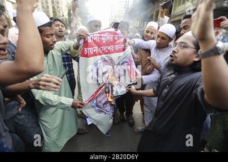 Dhaka, Bangladesh. 28 février 2020. Les membres des partis politiques islamiques bangladais se réunissent pour protester contre la violence communautaire à New Delhi, après les prières du vendredi à Dhaka, au Bangladesh, le 28 février 2020. Les autorités n'ont pas dit ce qui a déclenché les émeutes, la pire violence communautaire à New Delhi en décennies, alors que le bilan a continué à augmenter. Les manifestants ont également fait des slogans contre la visite du Premier ministre indien Narendra Modi qui devrait se rendre au Bangladesh à la mi-mars. Crédit: Zuma Press, Inc./Alay Live News Banque D'Images