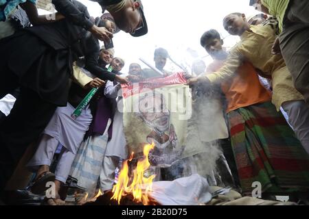 Dhaka, Bangladesh. 28 février 2020. Les membres des partis politiques islamiques bangladais se réunissent pour protester contre la violence communautaire à New Delhi, après les prières du vendredi à Dhaka, au Bangladesh, le 28 février 2020. Les autorités n'ont pas dit ce qui a déclenché les émeutes, la pire violence communautaire à New Delhi en décennies, alors que le bilan a continué à augmenter. Les manifestants ont également fait des slogans contre la visite du Premier ministre indien Narendra Modi qui devrait se rendre au Bangladesh à la mi-mars. Crédit: Zuma Press, Inc./Alay Live News Banque D'Images