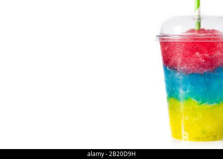 Slushie colorée de différentes saveurs avec paille dans une tasse en plastique isolée sur fond blanc Banque D'Images