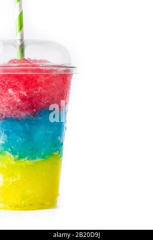 Slushie colorée de différentes saveurs avec paille dans une tasse en plastique isolée sur fond blanc Banque D'Images